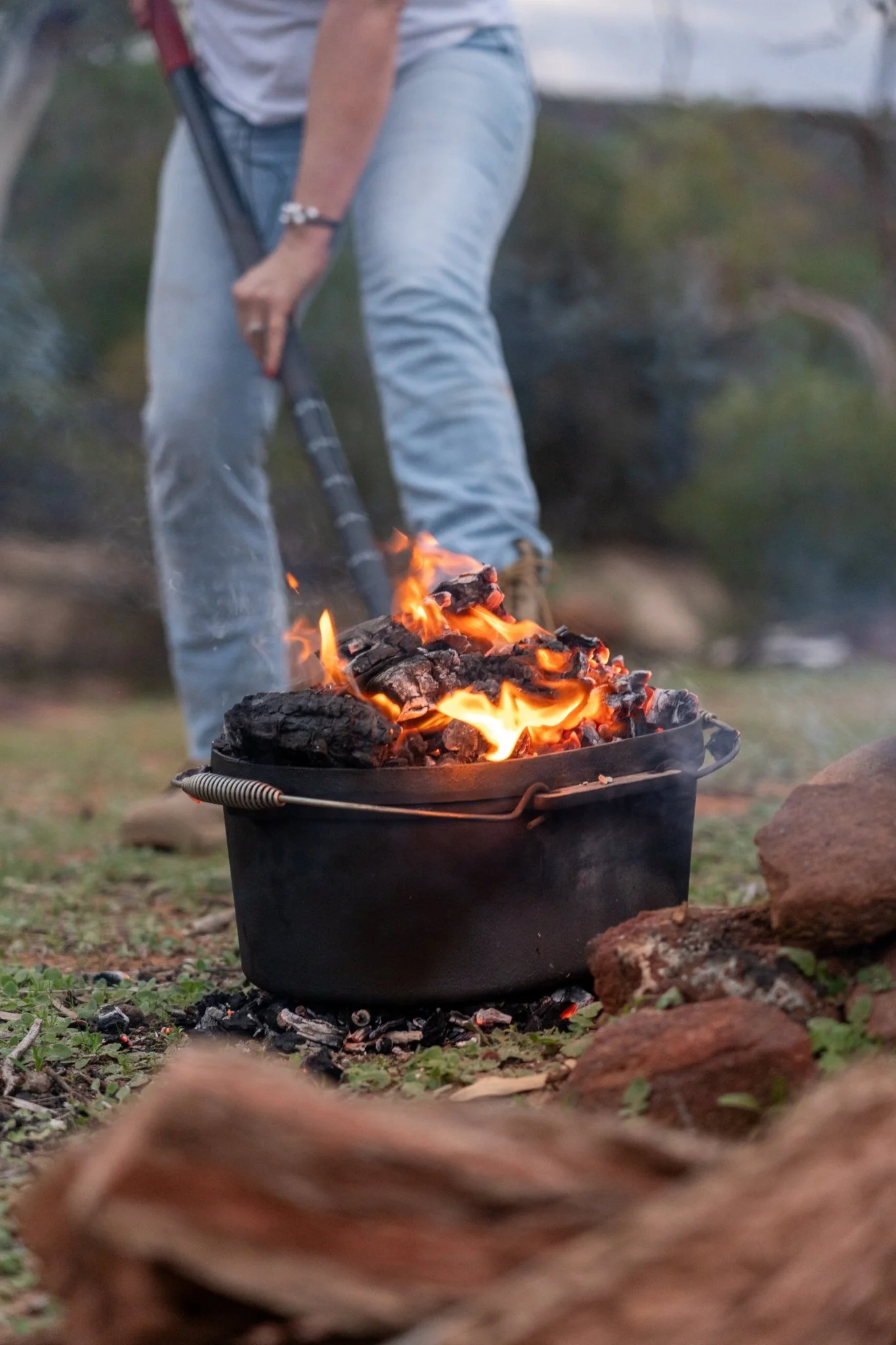 Cast Iron 9.5 Quart Heavy Duty Pre-Seasoned Oval Camp Oven with Lip and Handle 41.5x36x29.5cm - Image 3