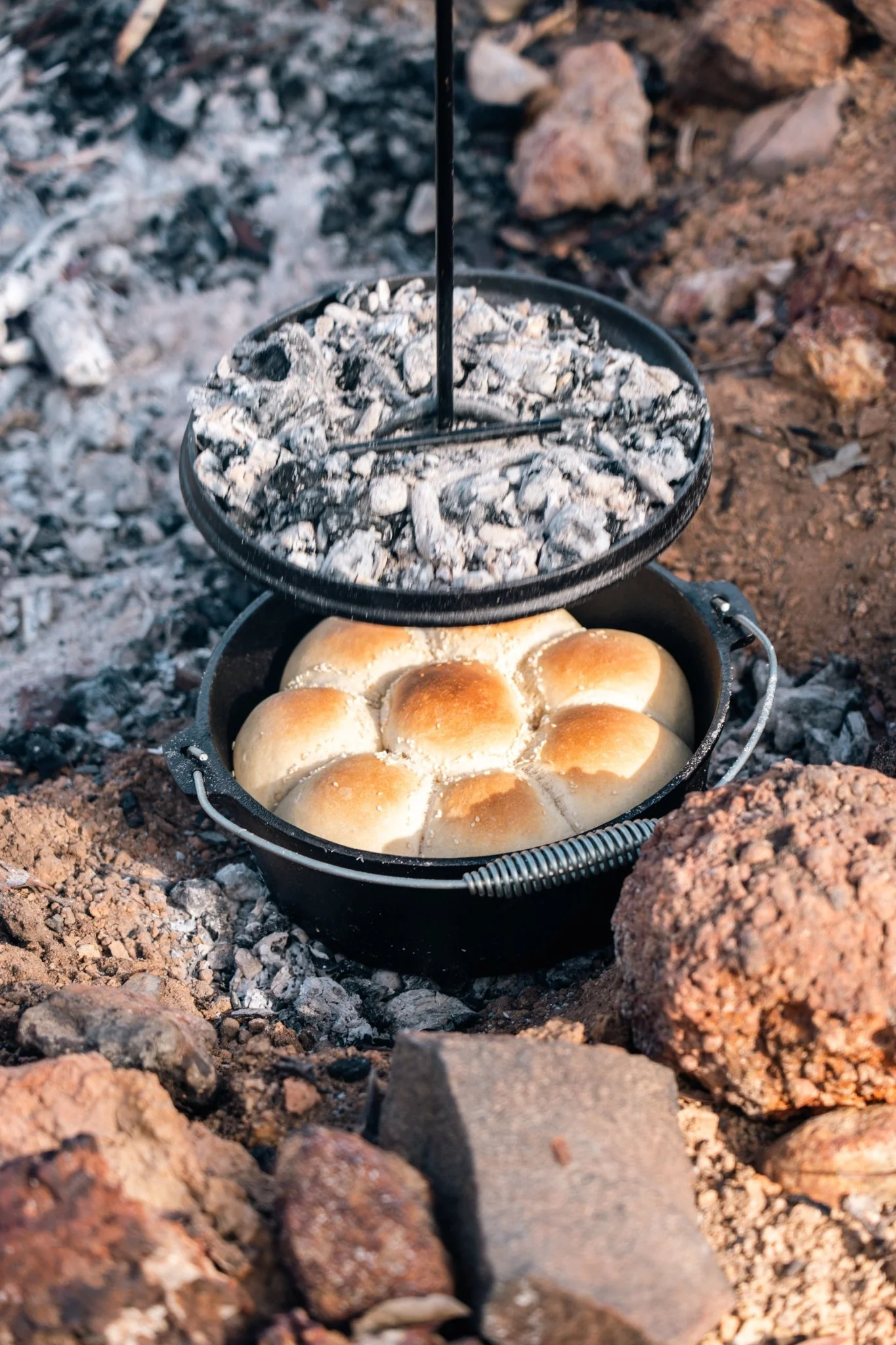 Cast Iron 9 Quart Heavy Duty Pre-Seasoned Round Camp Oven with Lip and Handle 31x16cm - Image 3