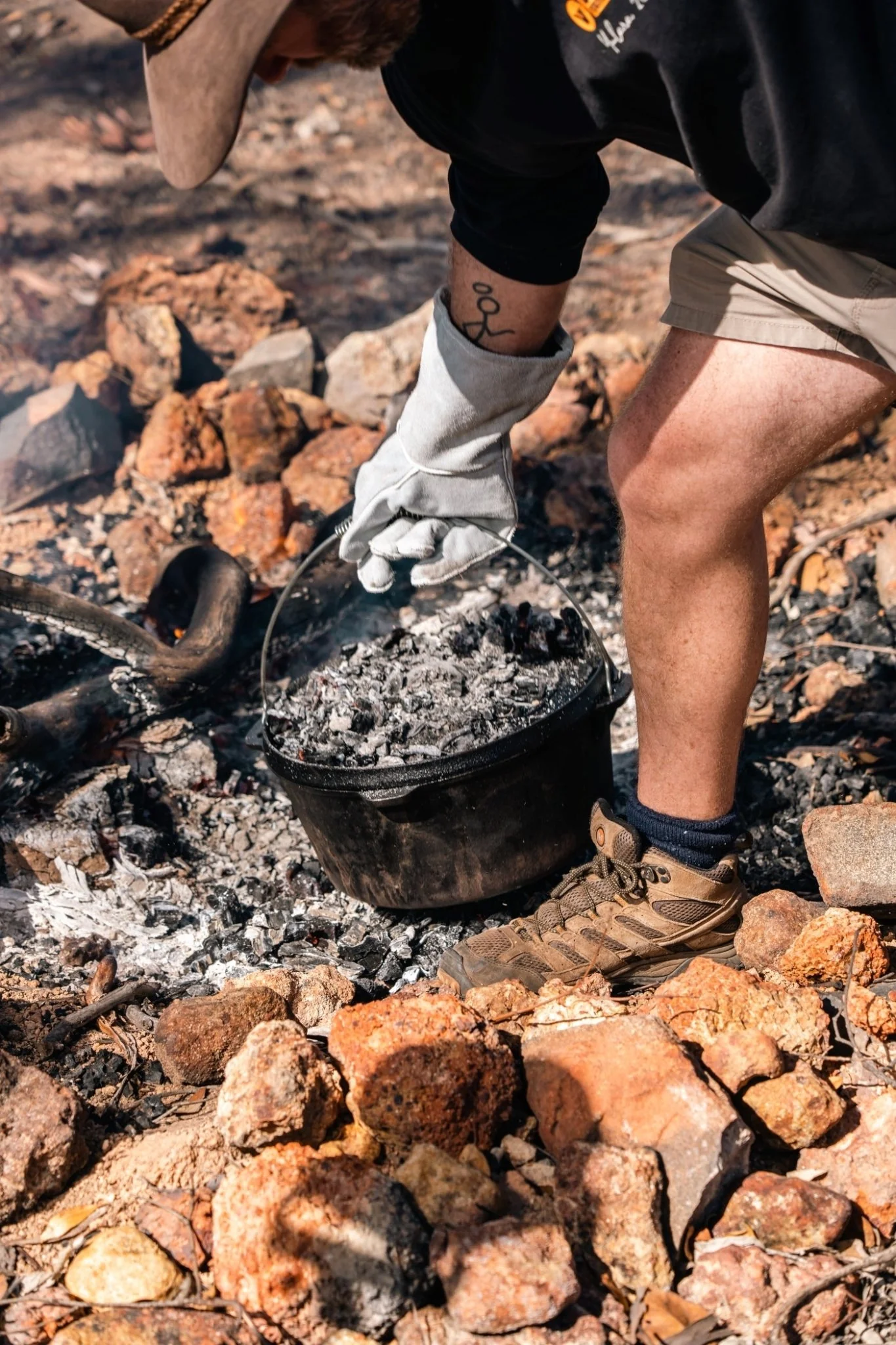 Cast Iron 9 Quart Heavy Duty Pre-Seasoned Round Camp Oven with Lip and Handle 31x16cm - Image 4