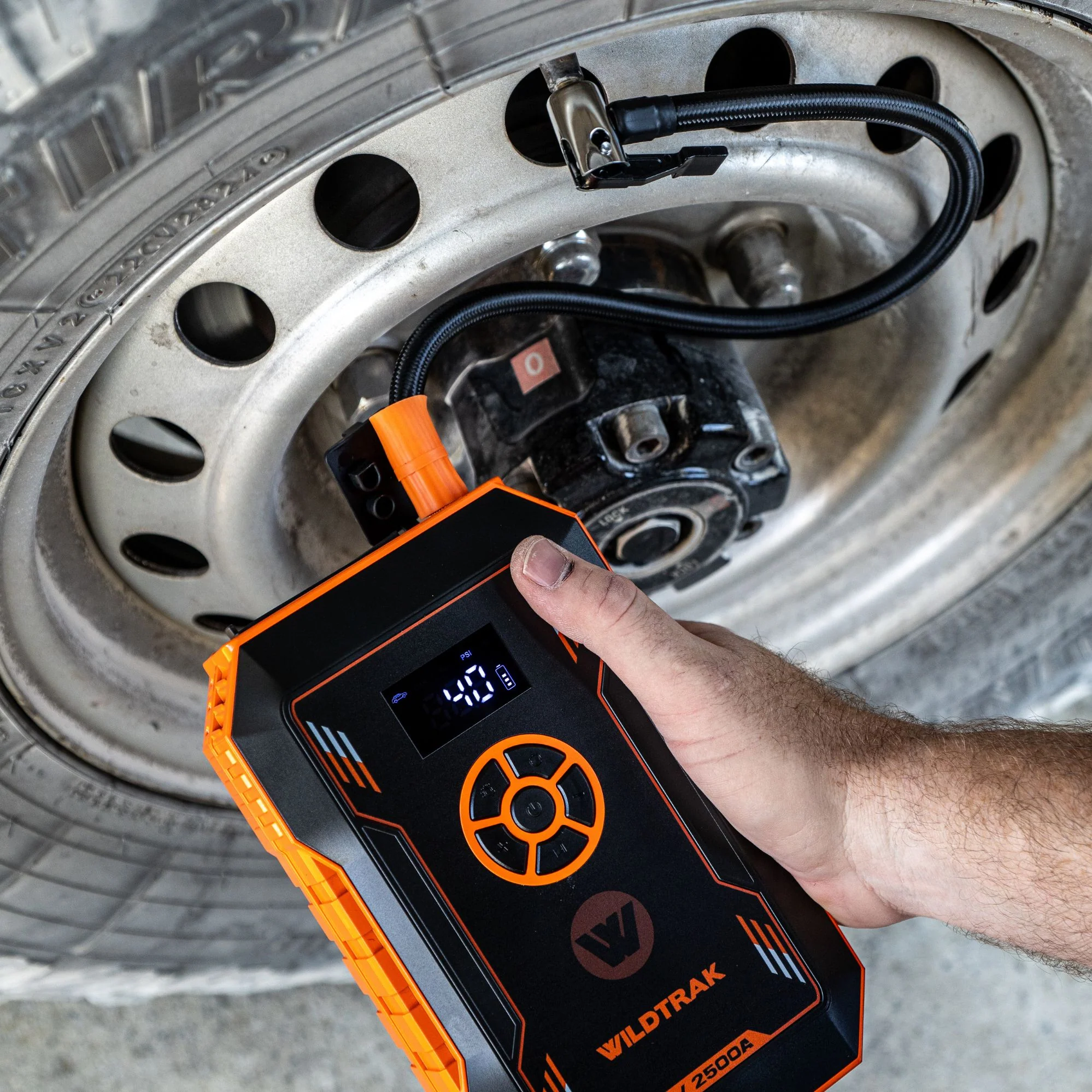 Wildtrak Heavy Duty 2500A Lithium Jump Starter 12000mAh with Tyre Compressor - Image 5