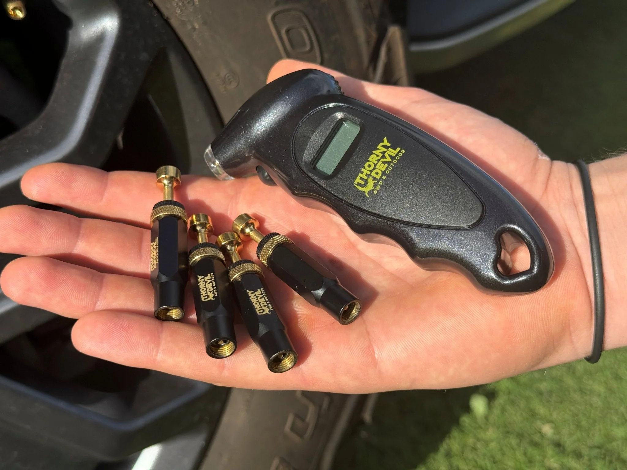 Premium Tyre Deflators & Digital Gauge Combo - 6pc Set - Image 5