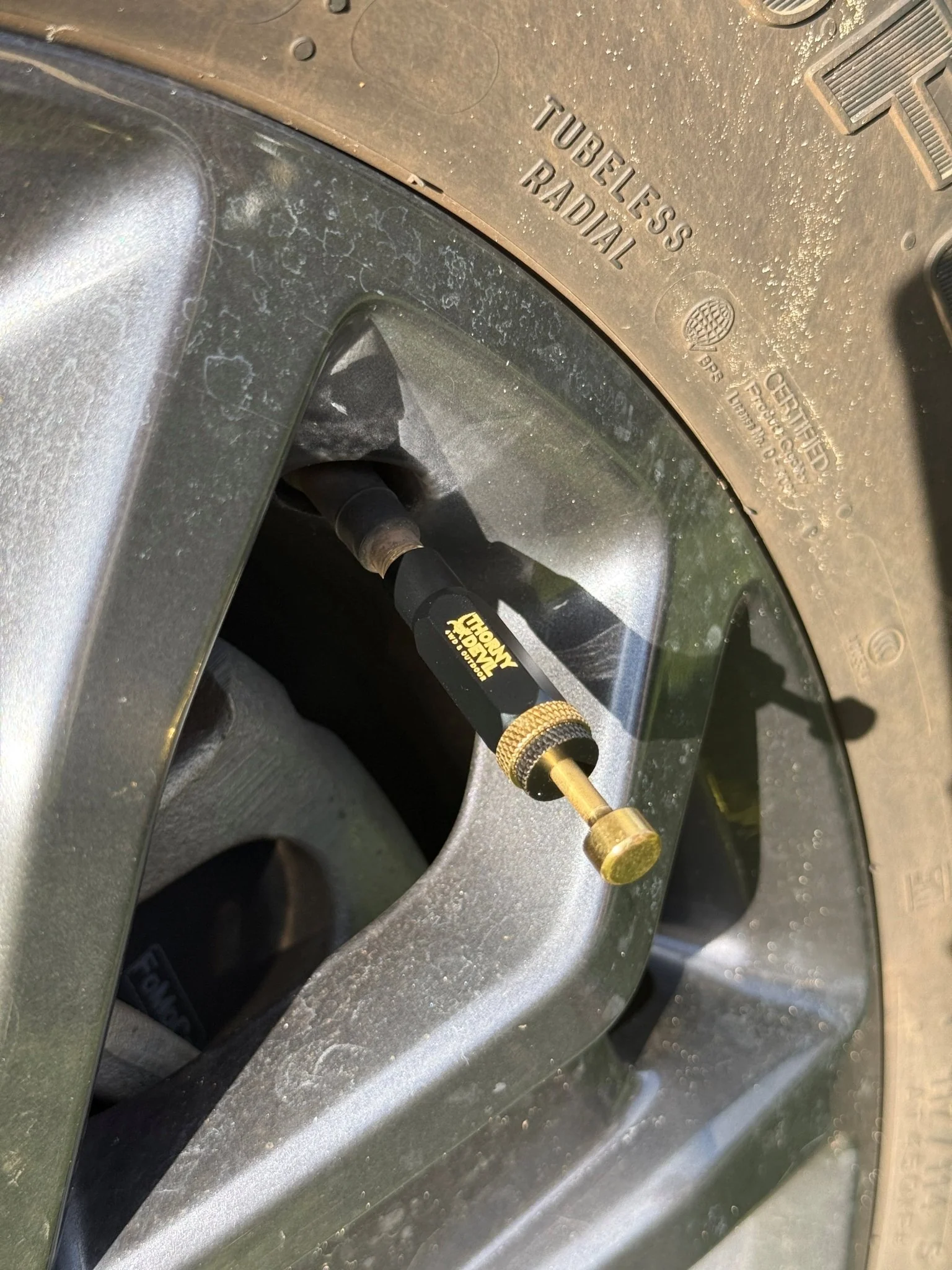 Premium Tyre Deflators & Digital Gauge Combo - 6pc Set - Image 7