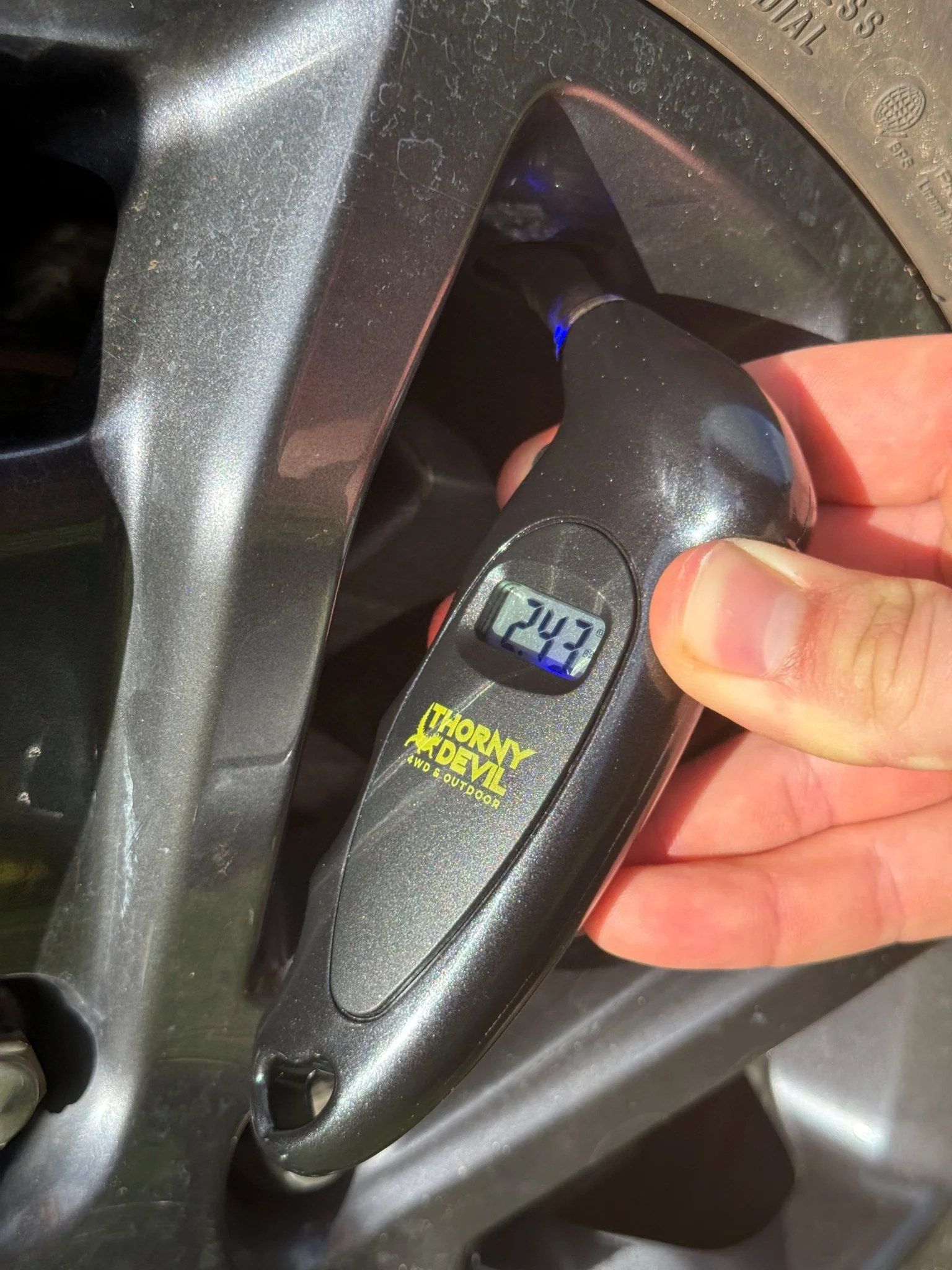 Premium Tyre Deflators & Digital Gauge Combo - 6pc Set - Image 8